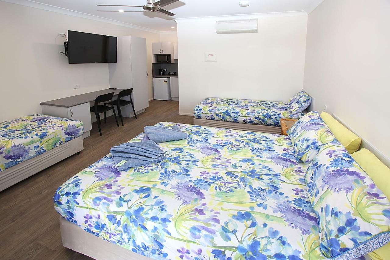 Reef Gardens Motel Proserpine Bagian luar foto